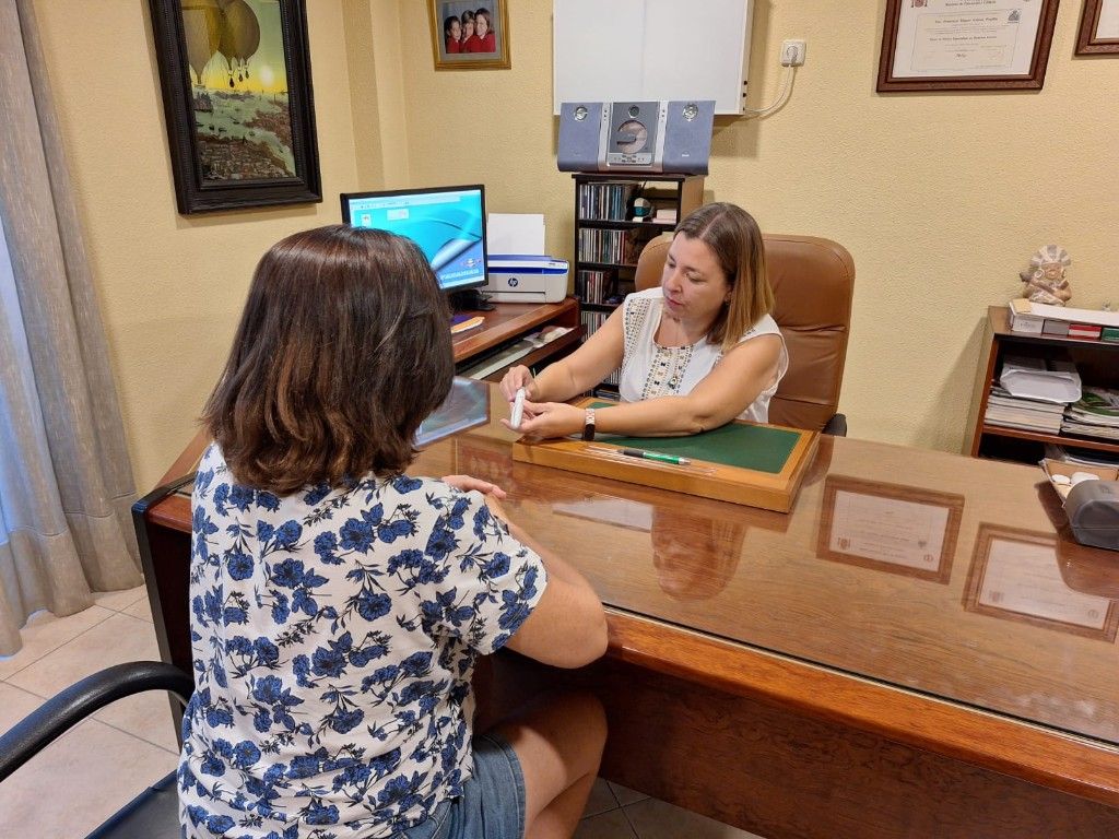 La Dra. Gómez en consulta en su despacho de Fuengirola