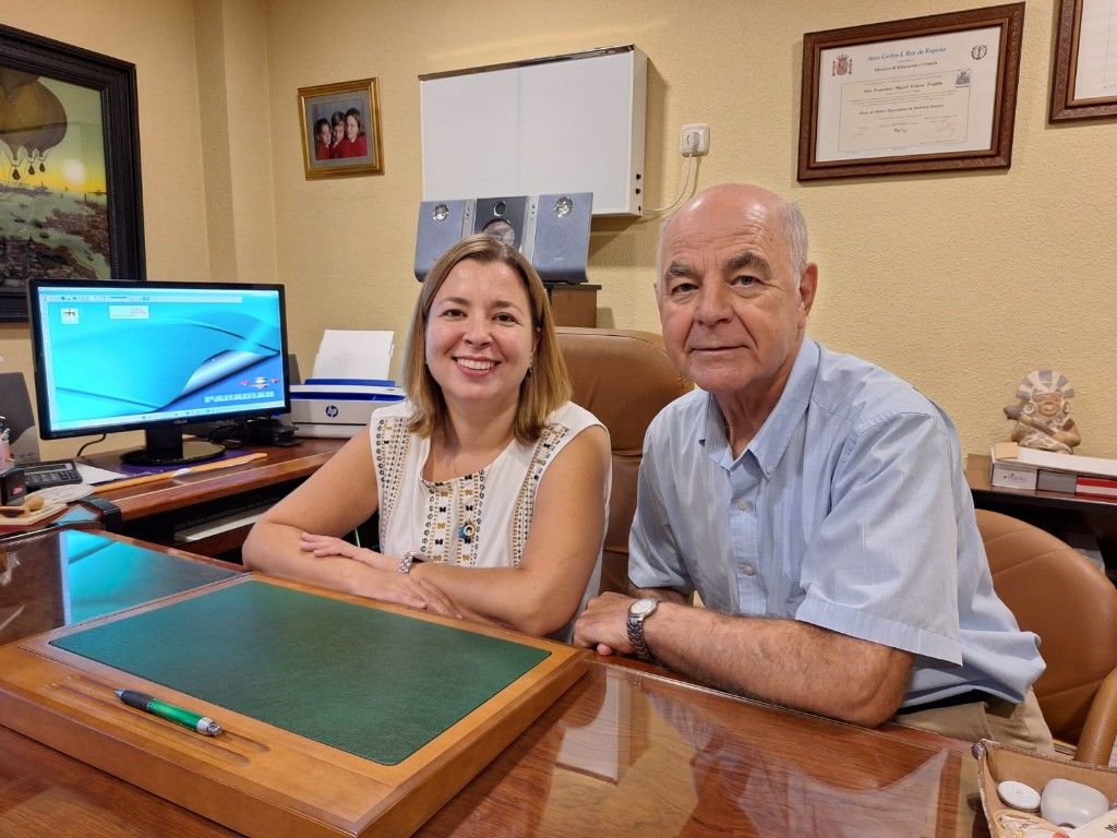 La Dra. Gómez con su padre, el Dr. Francisco M. Gómez Trujillo, en la consulta